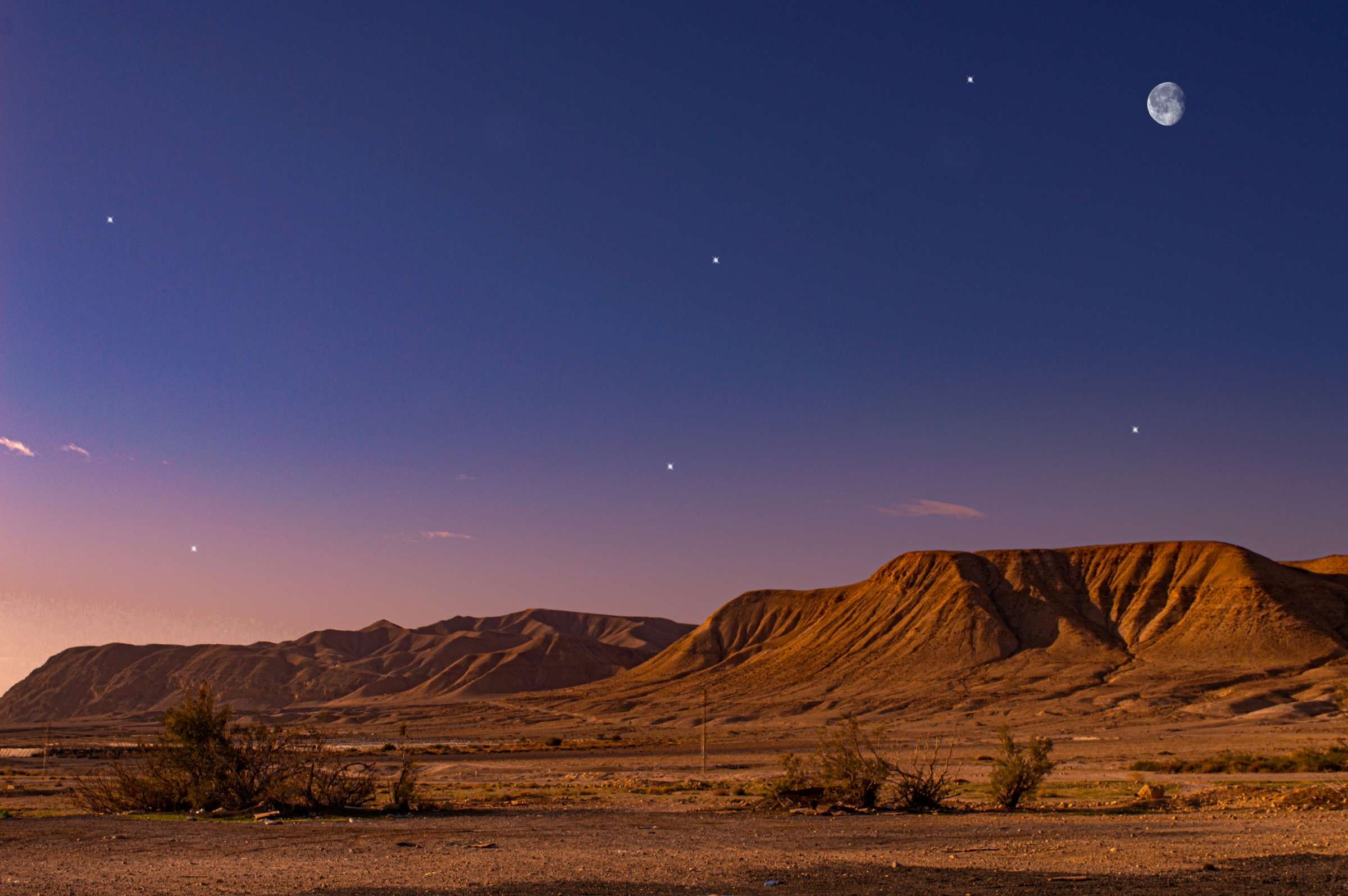 Wüstenlandschaft Israels in der Abenddämmerung