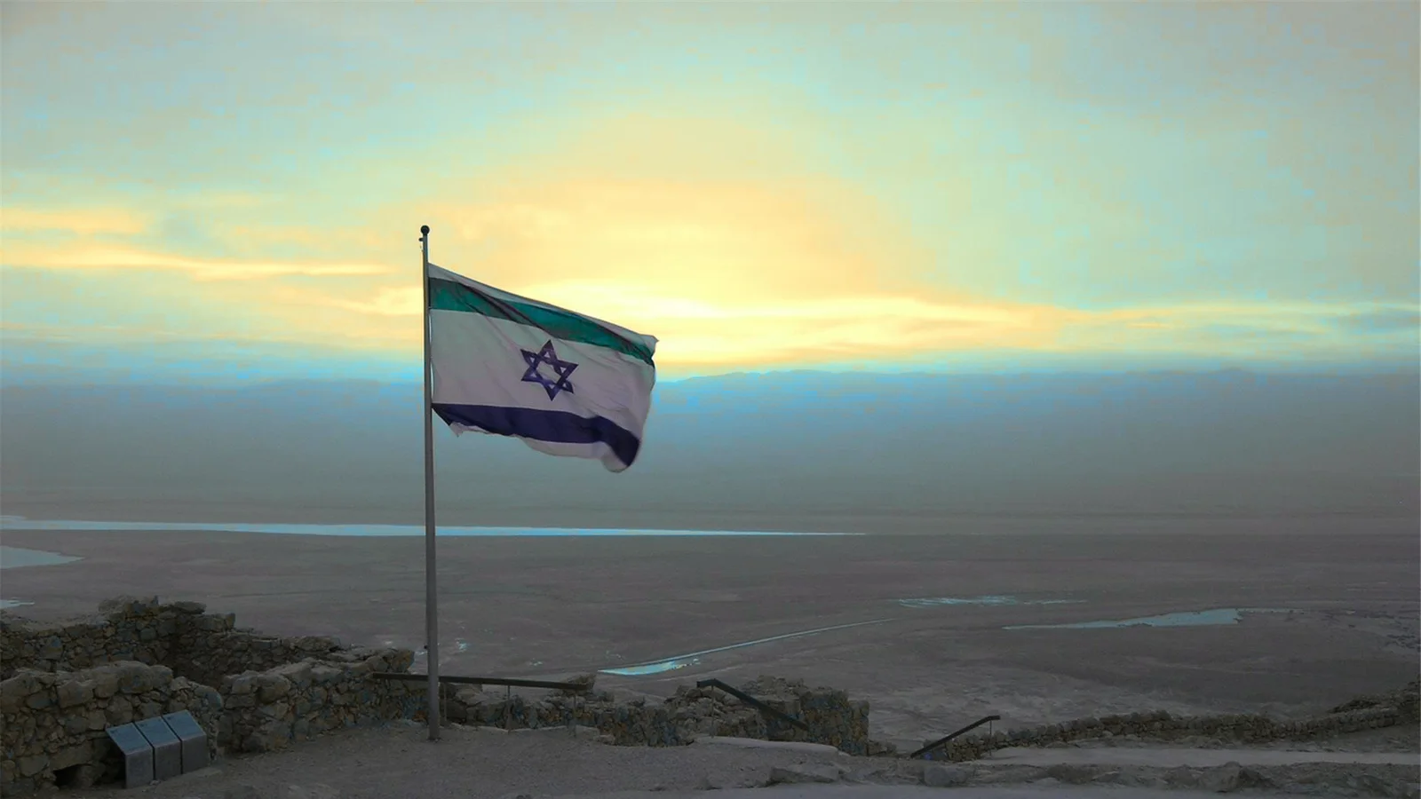 Israelische Flagge über der Landschaft am Toten Meer